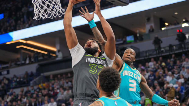 Karl-Anthony Towns shoots a layup